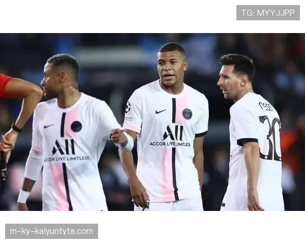 巴黎圣日耳曼中场统治力不足问题显现，攻防转换失衡对赛季关键战稳定性构成考验。